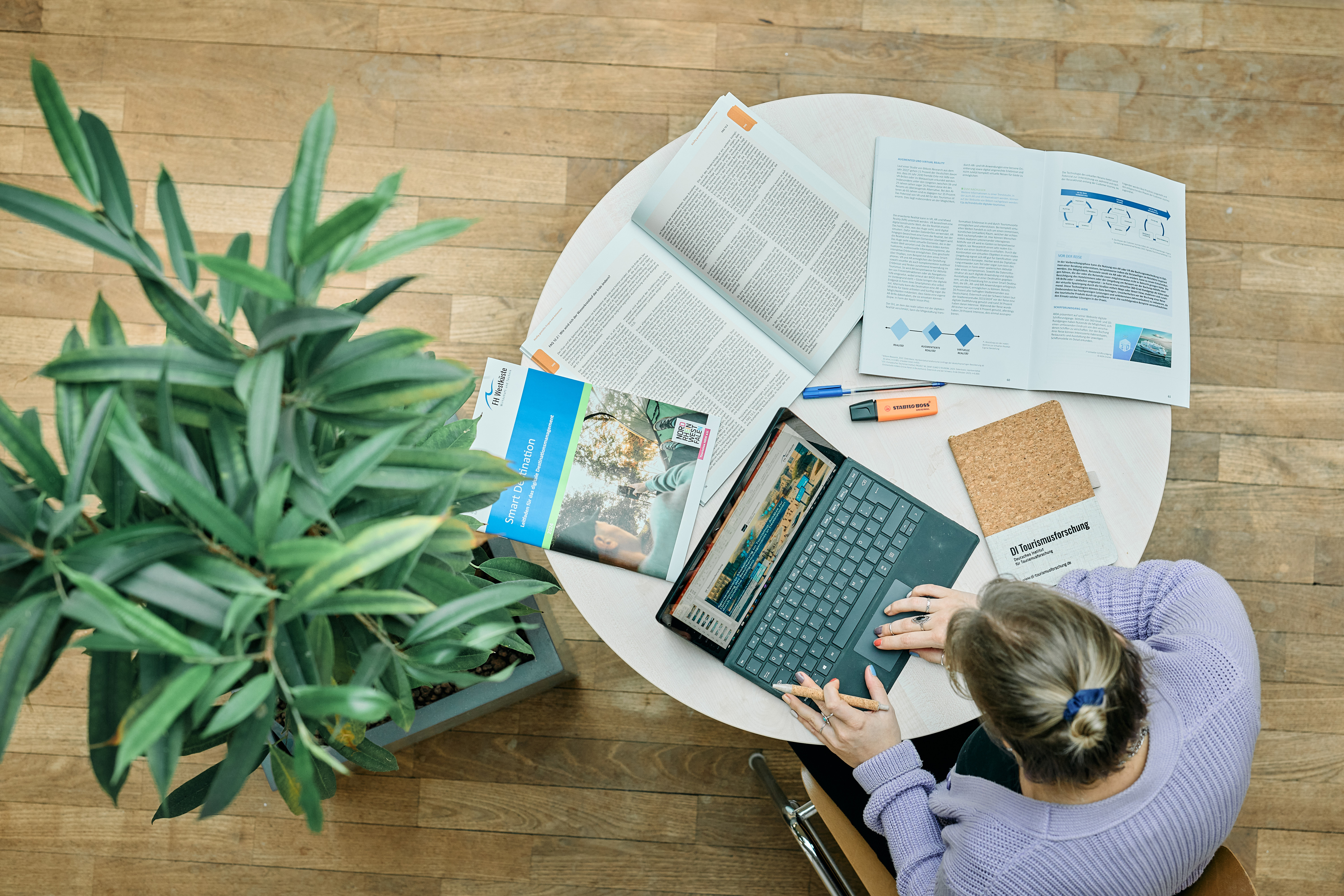 Frau mit Laptop und Katalogen zum Thema Reisen Frau mit Laptop und Katalogen zum Thema Reisen